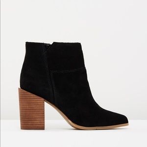 Nine West Kirbyo black pointy toe suede boots 7.5